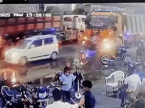 डंपर की चपेट में आने से मां-बेटे की मौत, पिता गंभीर रूप से घायल