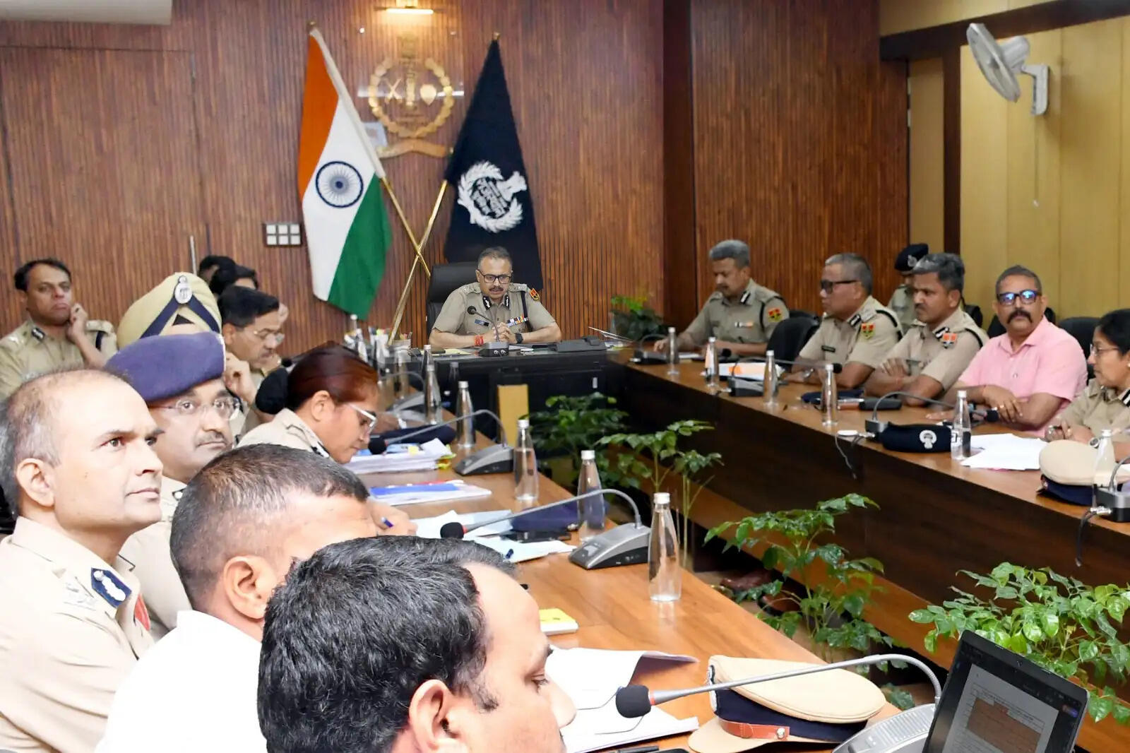 डीजीपी शर्मा ने ली अपराध समीक्षा की बैठक: कानून-व्यवस्था,सड़क सुरक्षा,साइबर अपराध नियंत्रण पर दिए निर्देश