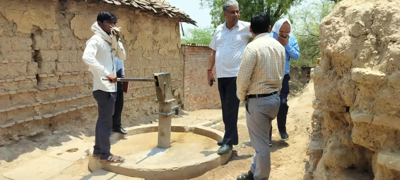 पानी के संकट को लेकर तपती धूप में एडीएम ने गांवों में लगे हैंडपंप चलवाए