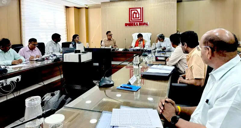 श्रमिक वर्ग कल्याण के लिये बहुमंजिला एलआईजी और ईडब्ल्यूएस आवास निर्मित करें : मंत्री विजयवर्गीय