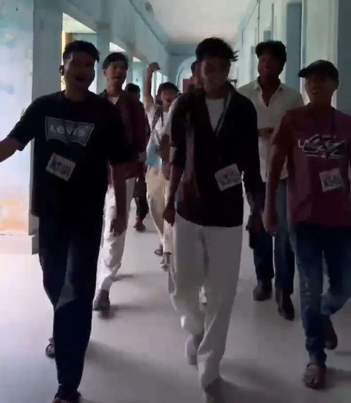 टीएनबी कॉलेज में छात्रों से दुर्व्यवहार पर भड़का एनएसयूआई, प्रदर्शन के बाद शिक्षक ने मांगी माफी