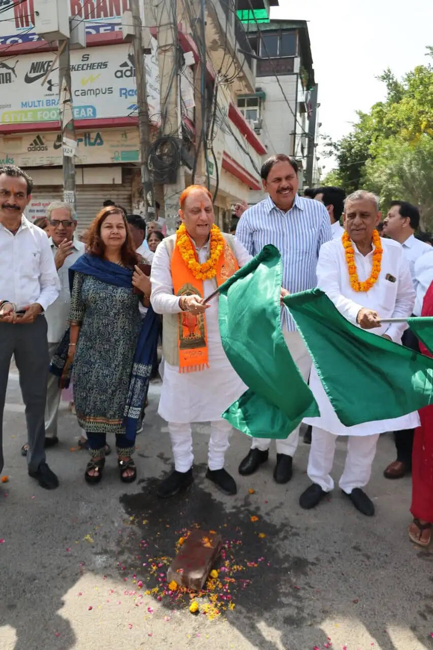 महापौर ने रोहिणी क्षेत्र में सफाई व्यवस्था को सुदृढ़ करने के लिए 35 वाहनों को दिखाई हरि झंडी