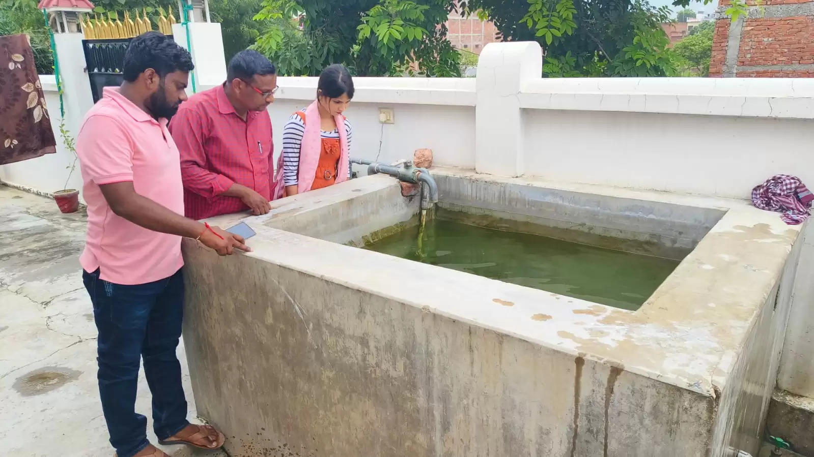 वाराणसी में घर-घर मच्छरों का लार्वा खोज रहे स्वास्थ्य कर्मी