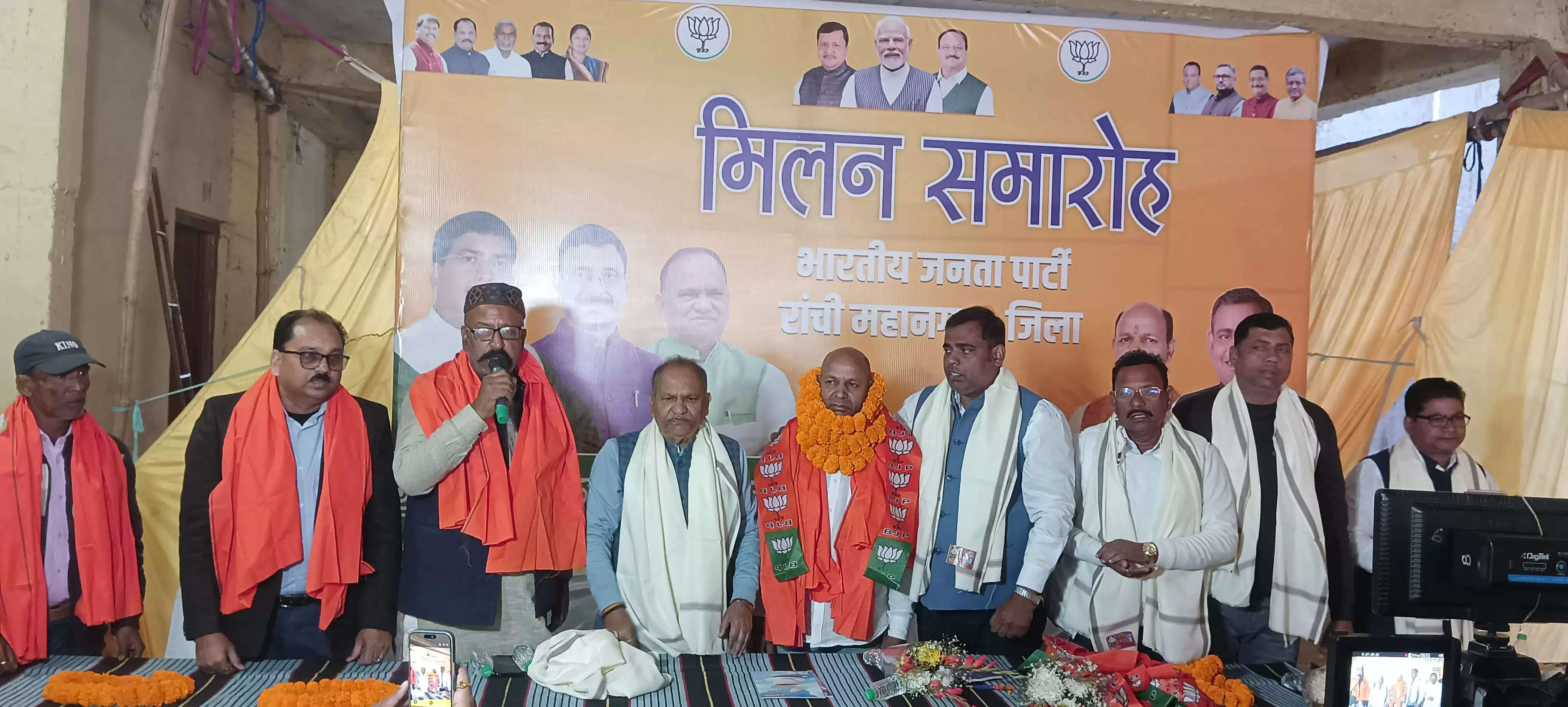 आजसू नेता सुनील यादव ने समर्थकों संग थामा भाजपा का दामन