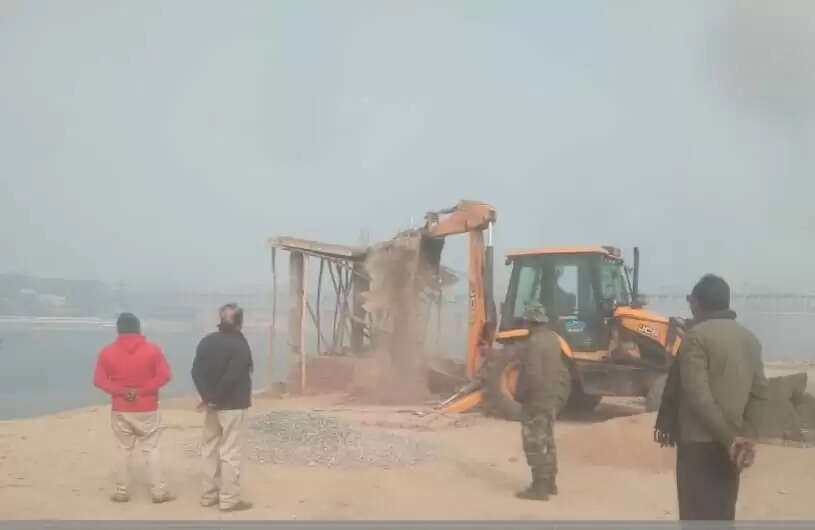 अतिक्रमण पर नगर निगम का चला बुलडोजर, संकुलधारा व डोमरी में सरकारी जमीन मुक्त