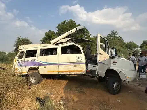 जयपुर-अजमेर हाईवे पर ट्रेलर में घुसी श्रद्धालुओं से भरी ट्रैवलर, 3 की मौत; 18 घायल