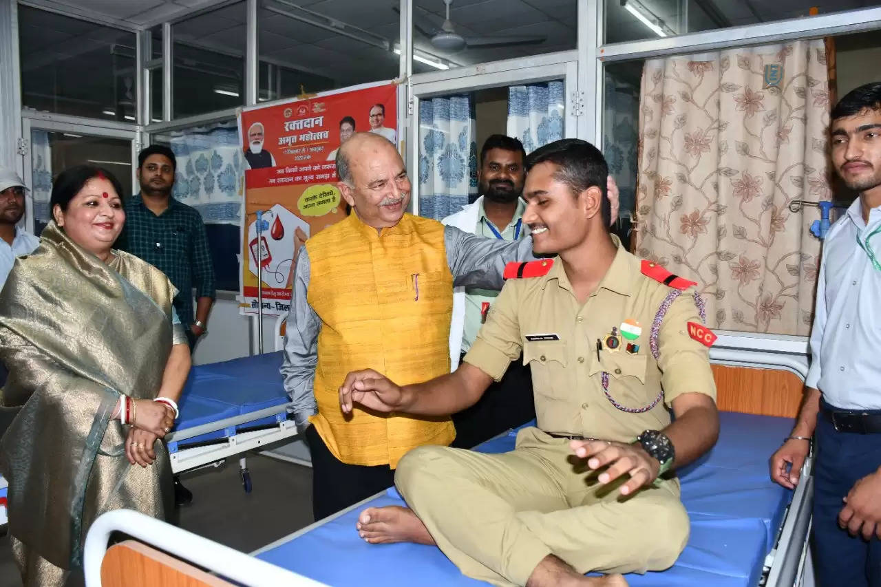 जीवन बचाने के लिए रक्तदान आवश्यक है: कुलपति त्रिपाठी