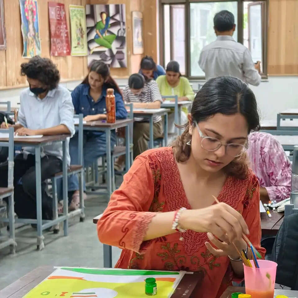 वंदे मातरम् के रंग में रंगा गढ़वाल विश्वविद्यालय, पोस्टरों में झलका राष्ट्रप्रेम