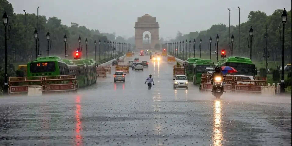 दिल्ली-एनसीआर में बारिश से मिली गर्मी से राहत, कई इलाकों में जलभराव