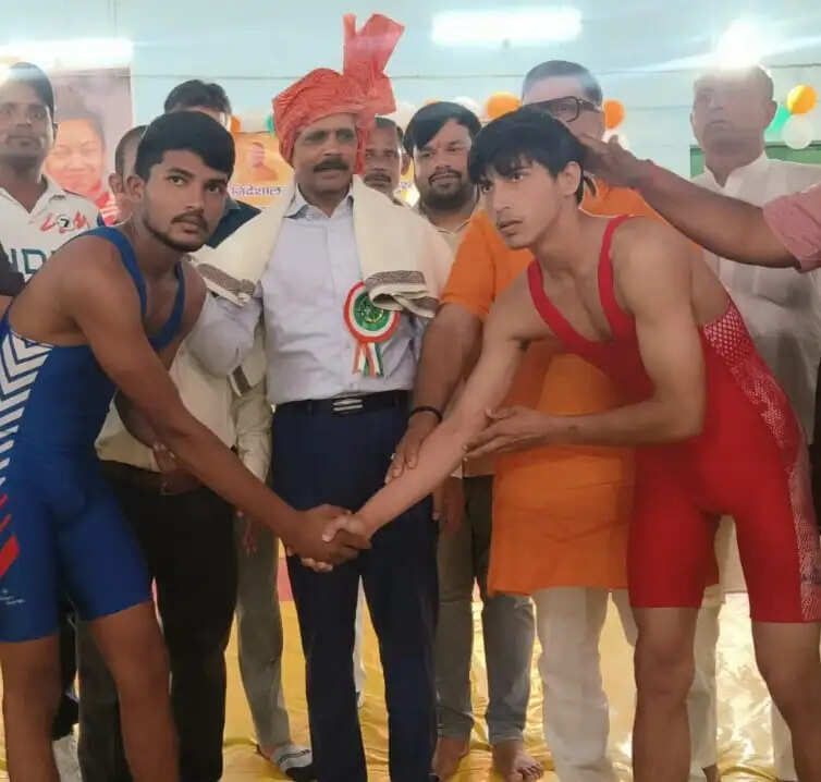 मीरजापुर : प्रदेश स्तरीय कुश्ती प्रतियोगिता शुरू, 13 मंडलों के पहलवान दिखा रहे दमखम