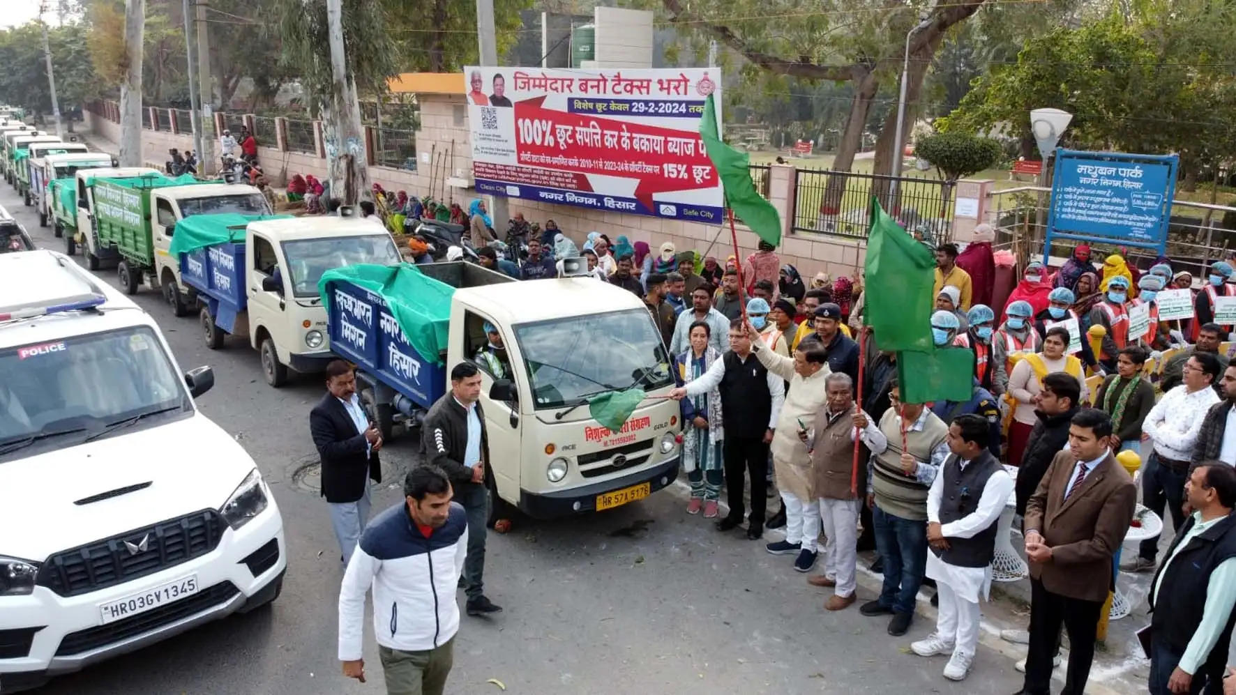 हिसार: कचरा क्लेशन गाड़ियों को मंत्री डॉ. गुप्ता ने हरी झंडी दिखा किया रवाना