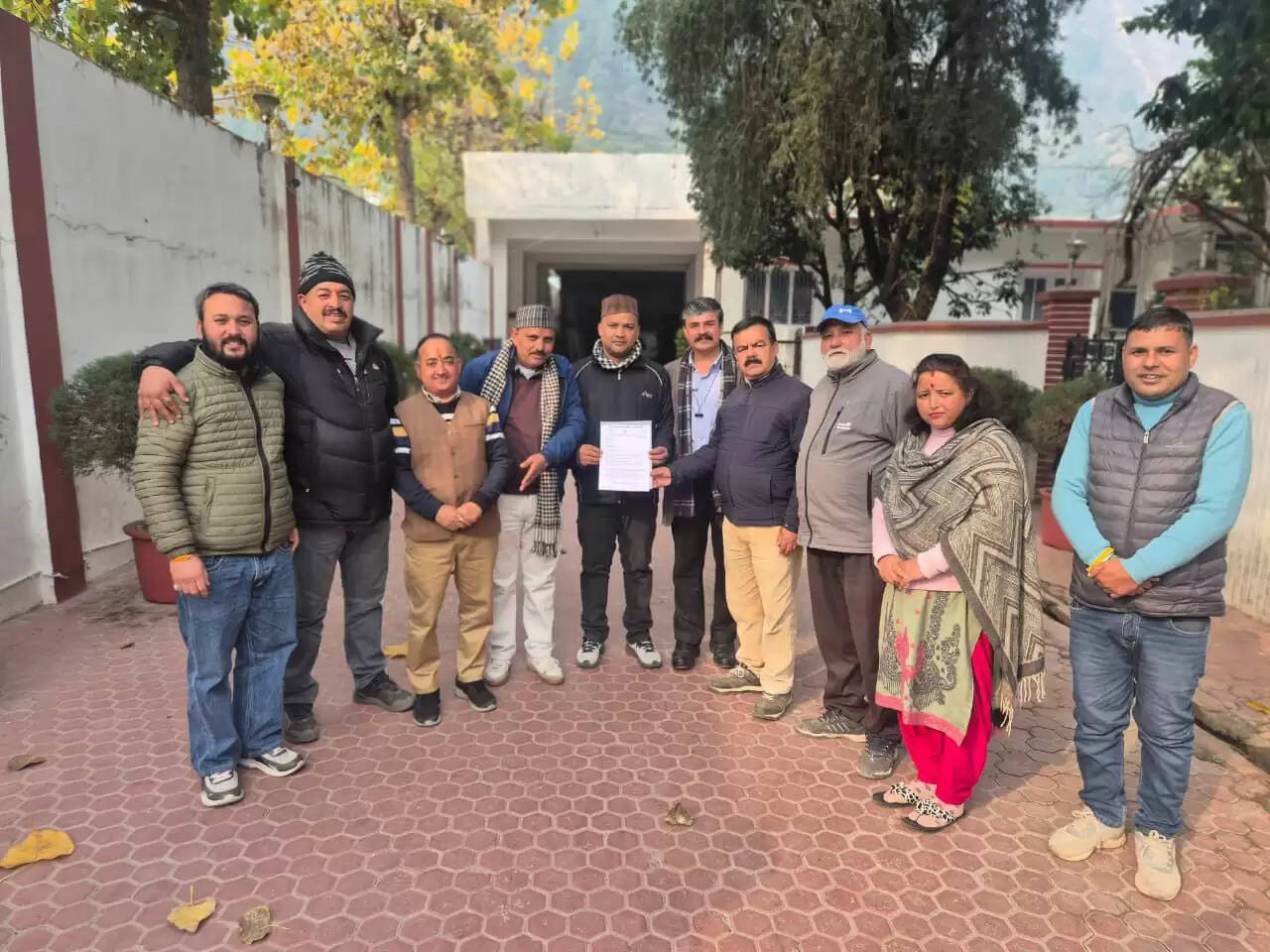 रजत वर्ष समारोह के नाम पर फिजूलखर्ची का आरोप , डीएम को सौंपा ज्ञापन