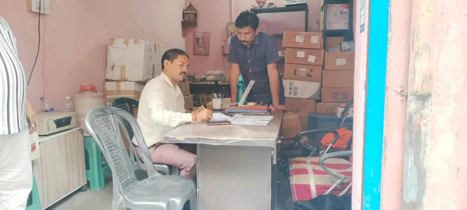 चास सदर बाजार में माप-तौल विभाग की रेड, कांटा जब्त