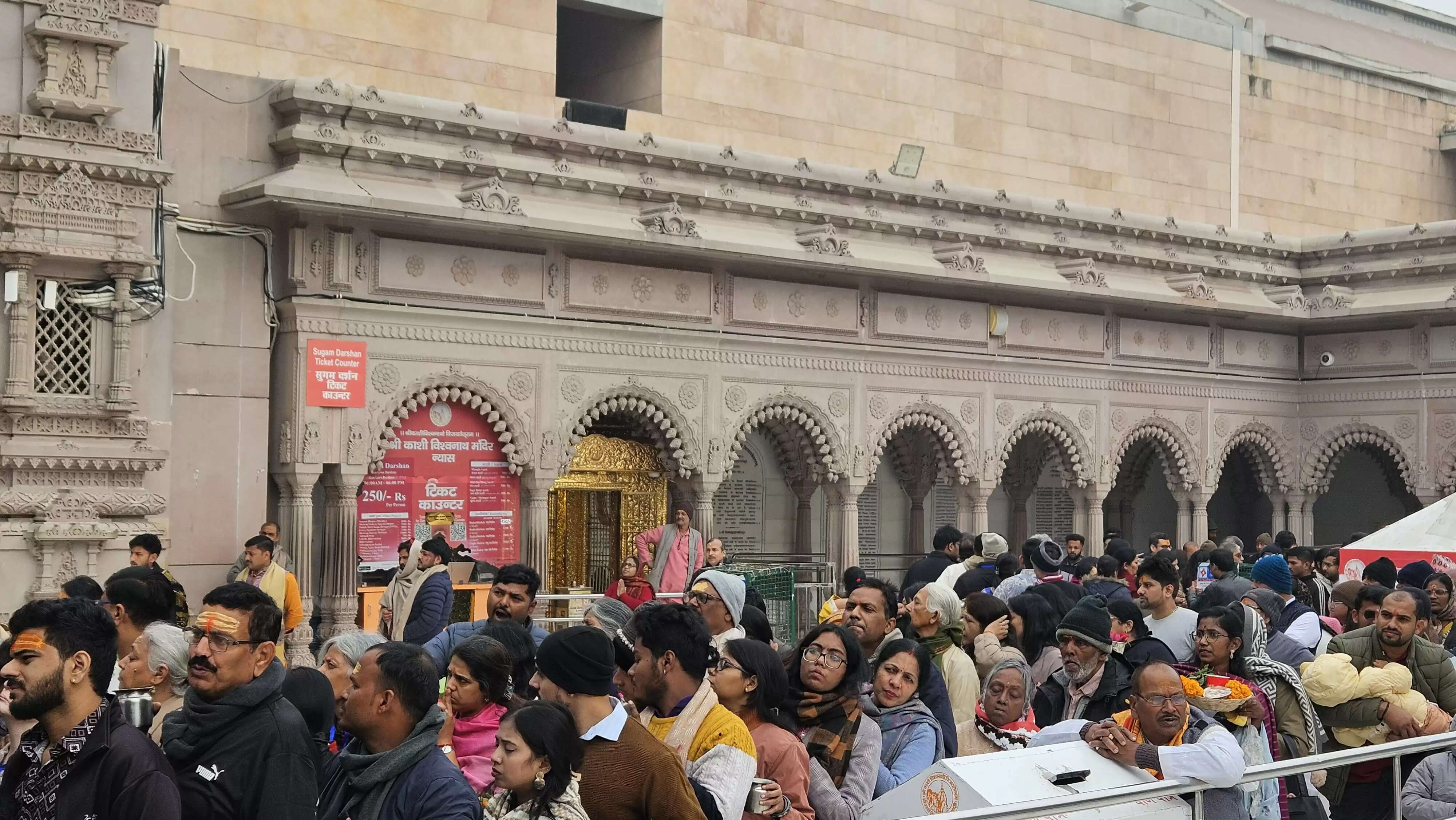 साल के अन्तिम दिन घने कोहरे और सर्द हवाओं के बीच काशी विश्वनाथ दरबार में आस्था का सैलाब