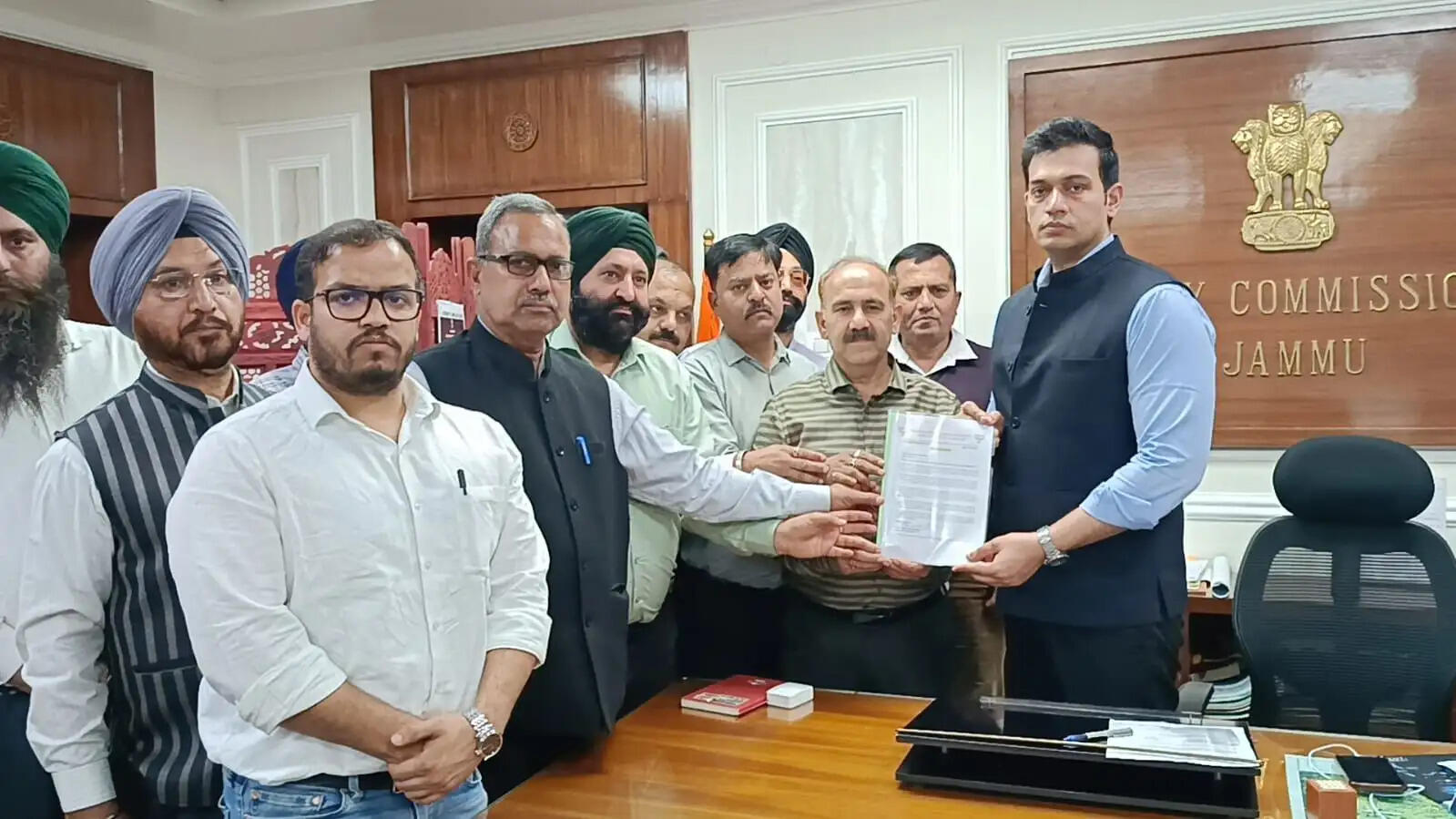 भाजपा ने पेट्रोल की कीमतों में बढ़ोतरी के खिलाफ जम्मू के उपायुक्त को ज्ञापन सौंपा