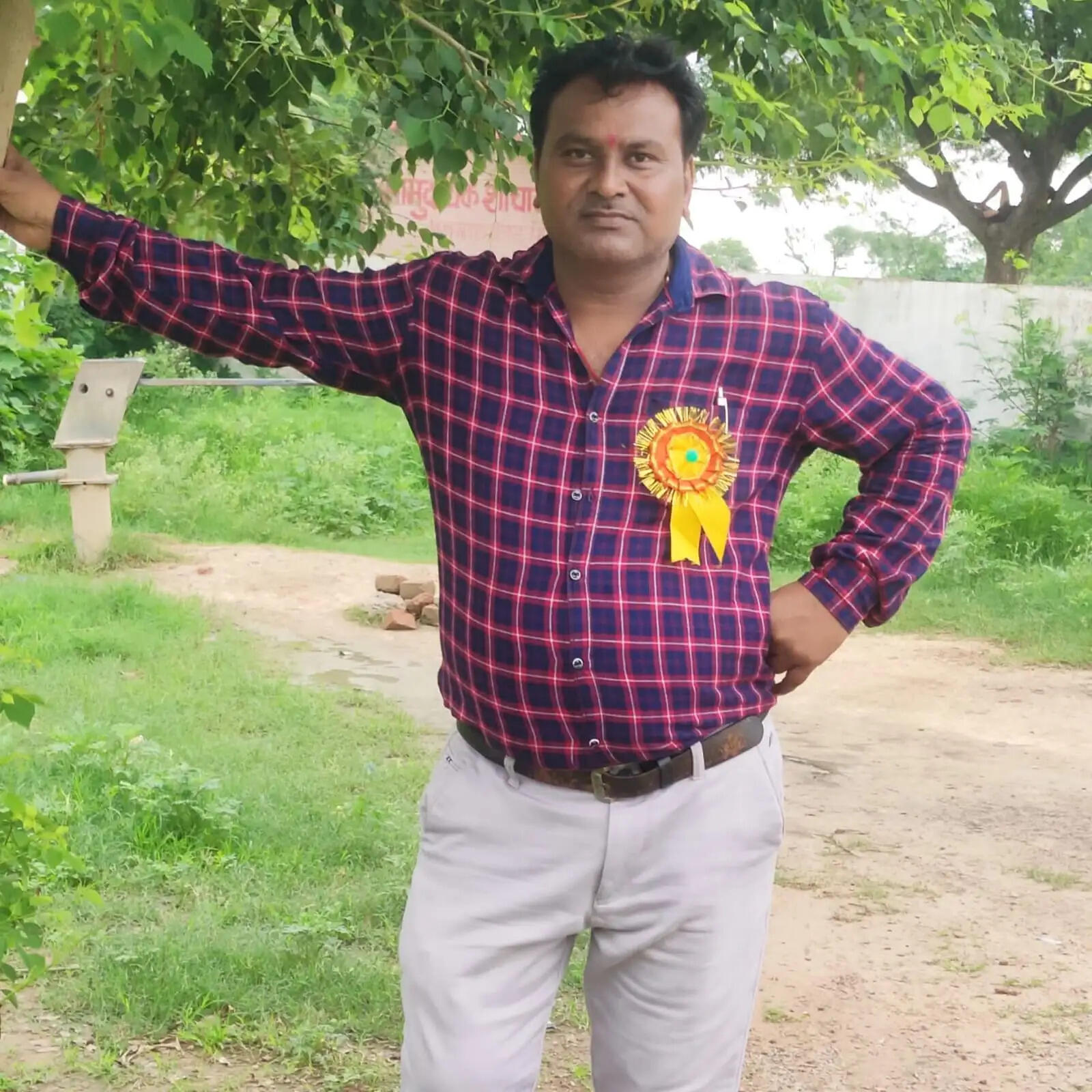 स्कूल में पढाते समय अनुदेशक की मौत, हार्ट अटैक का अंदेशा