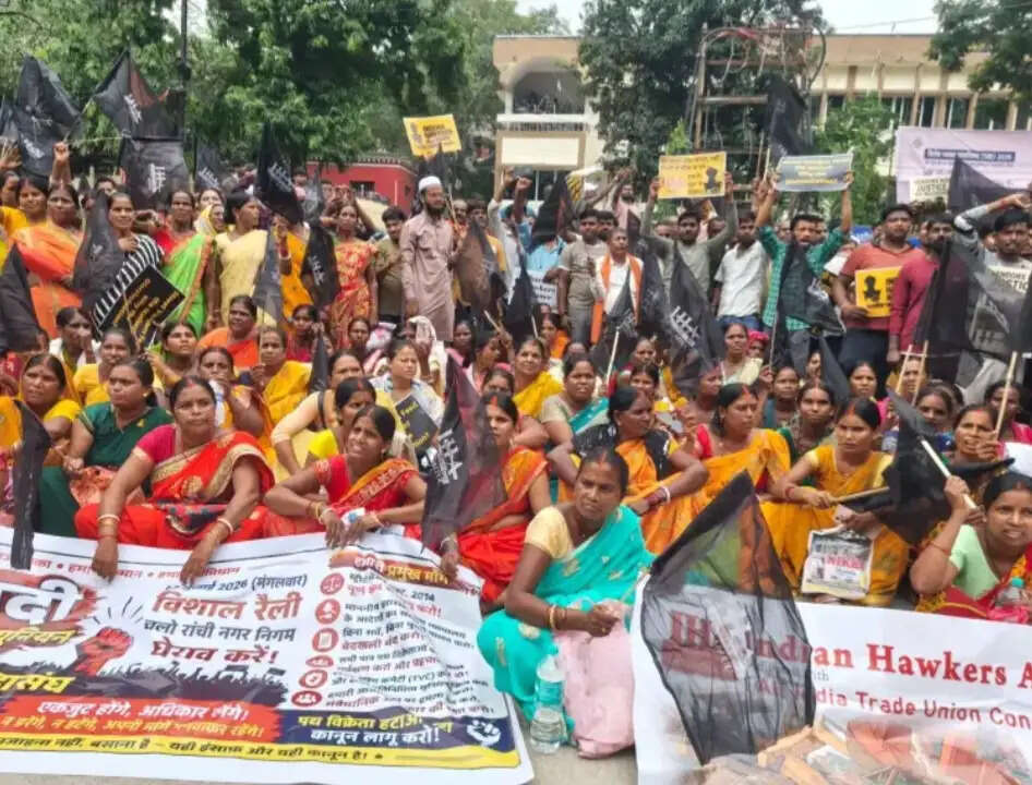 फुटपाथ दुकानदारों का नगर निगम कार्यालय पर प्रदर्शन, अतिक्रमण हटाओ अभियान के विरोध में सड़कों पर उतरे