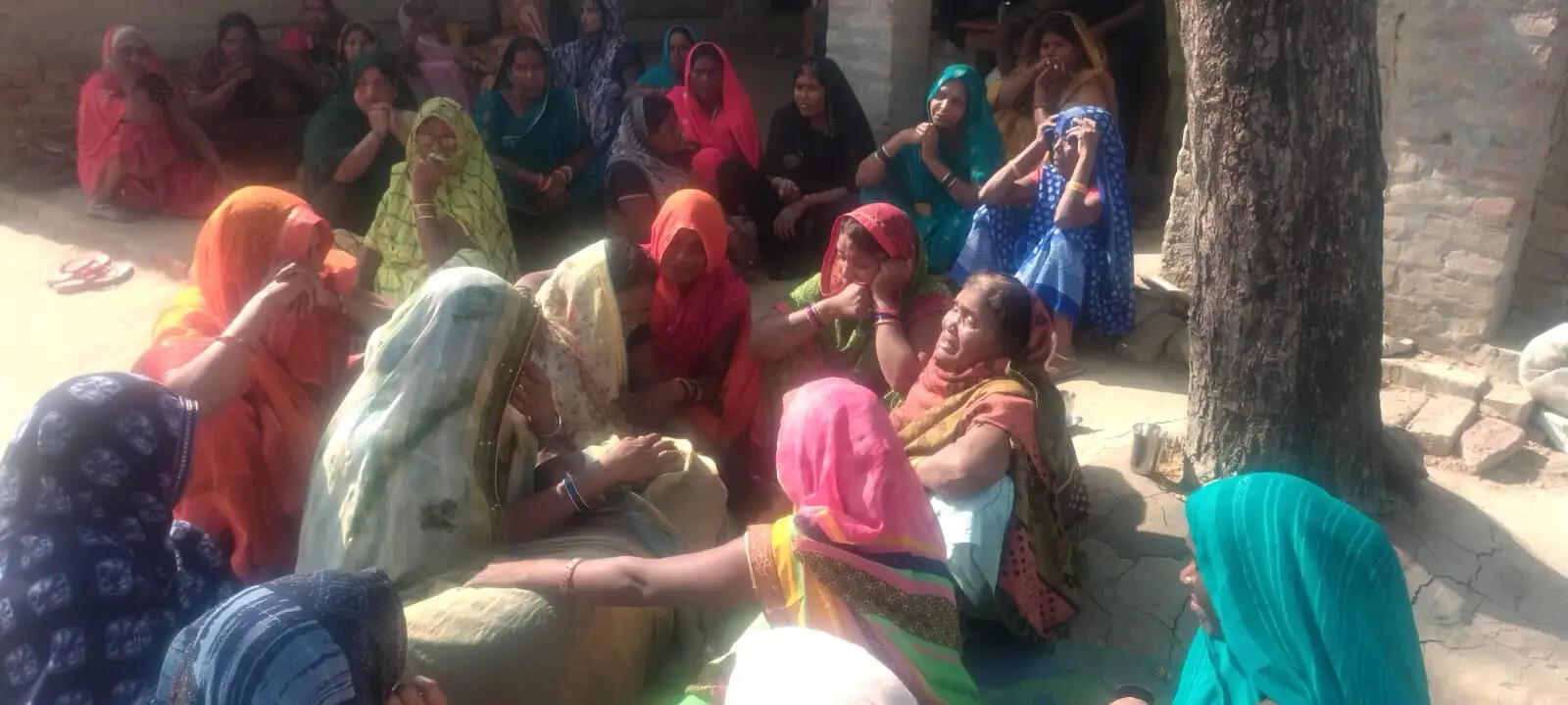 घर के पास युवती का शव मिलने से सनसनी, संदिग्ध युवक हिरासत में