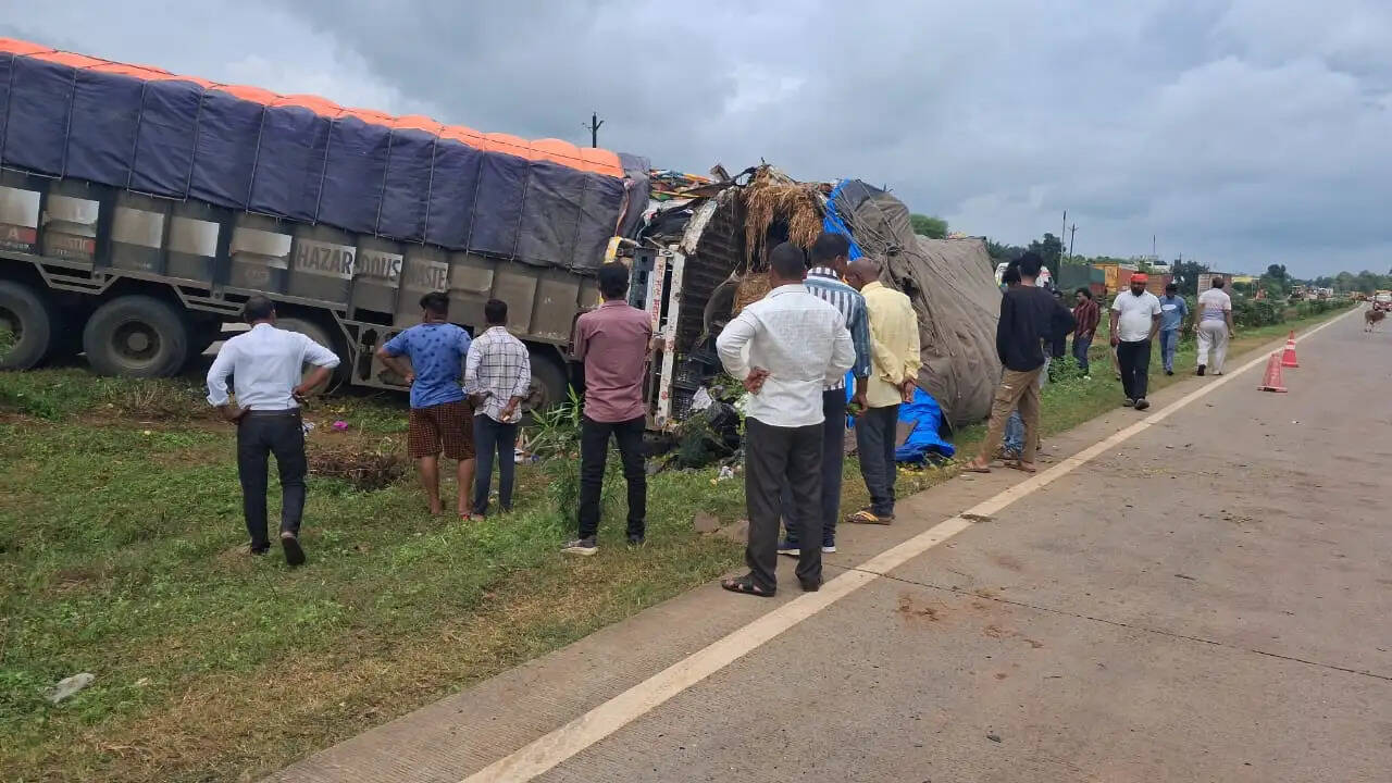 जबलपुरः एनएच -30 पर गंजताल चौराहा के पास दो ट्रकों की भिड़ंत, चालक गंभीर घायल