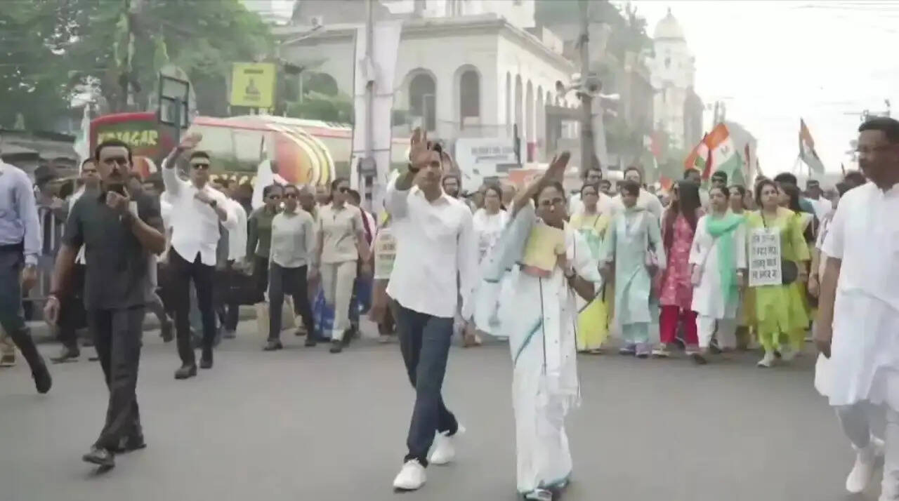 पूरक मतदाता सूची काे लेकर ममता बनर्जी ने चुनाव आयोग पर उठाए सवाल