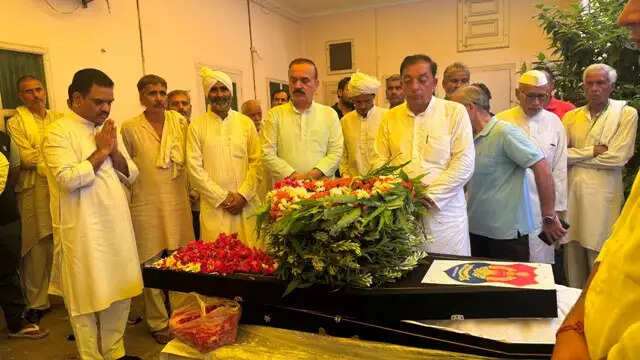 योगी के मंत्री असीम अरुण त्रिपुरा के दिवंगत डीजीपी अनुराग की अंतिम यात्रा में हुए शामिल, दी भावभीनी श्रद्धांजलि