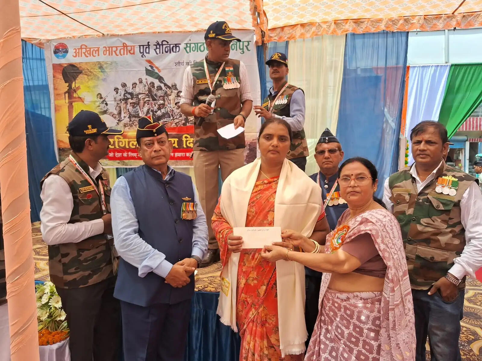 कारगिल के अमर शहीदों को पूर्व सैनिकों ने दी श्रद्धांजलि, वीर परिवारों का हुआ सम्मान