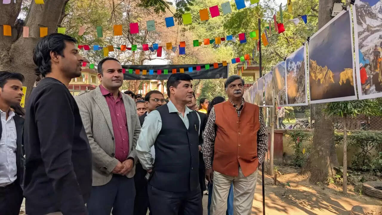 विश्व पर्वत दिवस पर बीएचयू पर्वतारोहण केंद्र में फोटो प्रदर्शनी का आयोजन