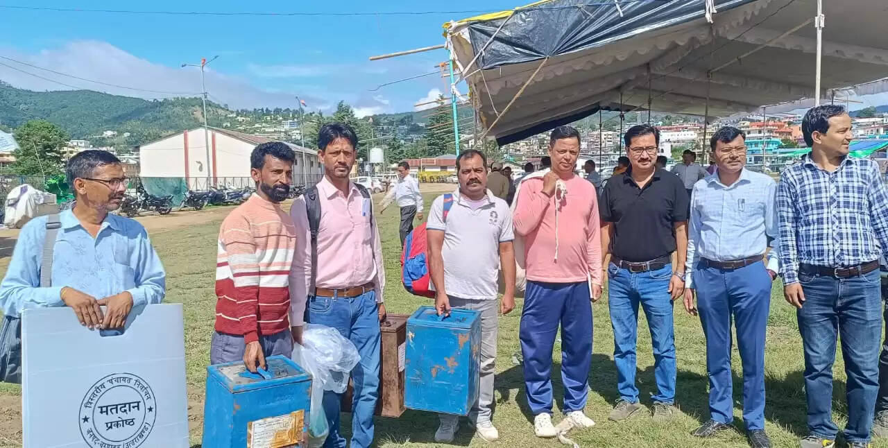 चंपावत में त्रिस्तरीय पंचायत चुनाव के द्वितीय चरण की पोलिंग पार्टियां रवाना