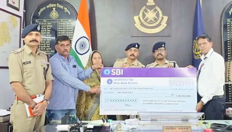 मप्रः बड़वानी एवं मुरैना में दिवंगत पुलिसकर्मियों के परिजनों को दी गई एक-एक करोड़ रुपये की सहायता