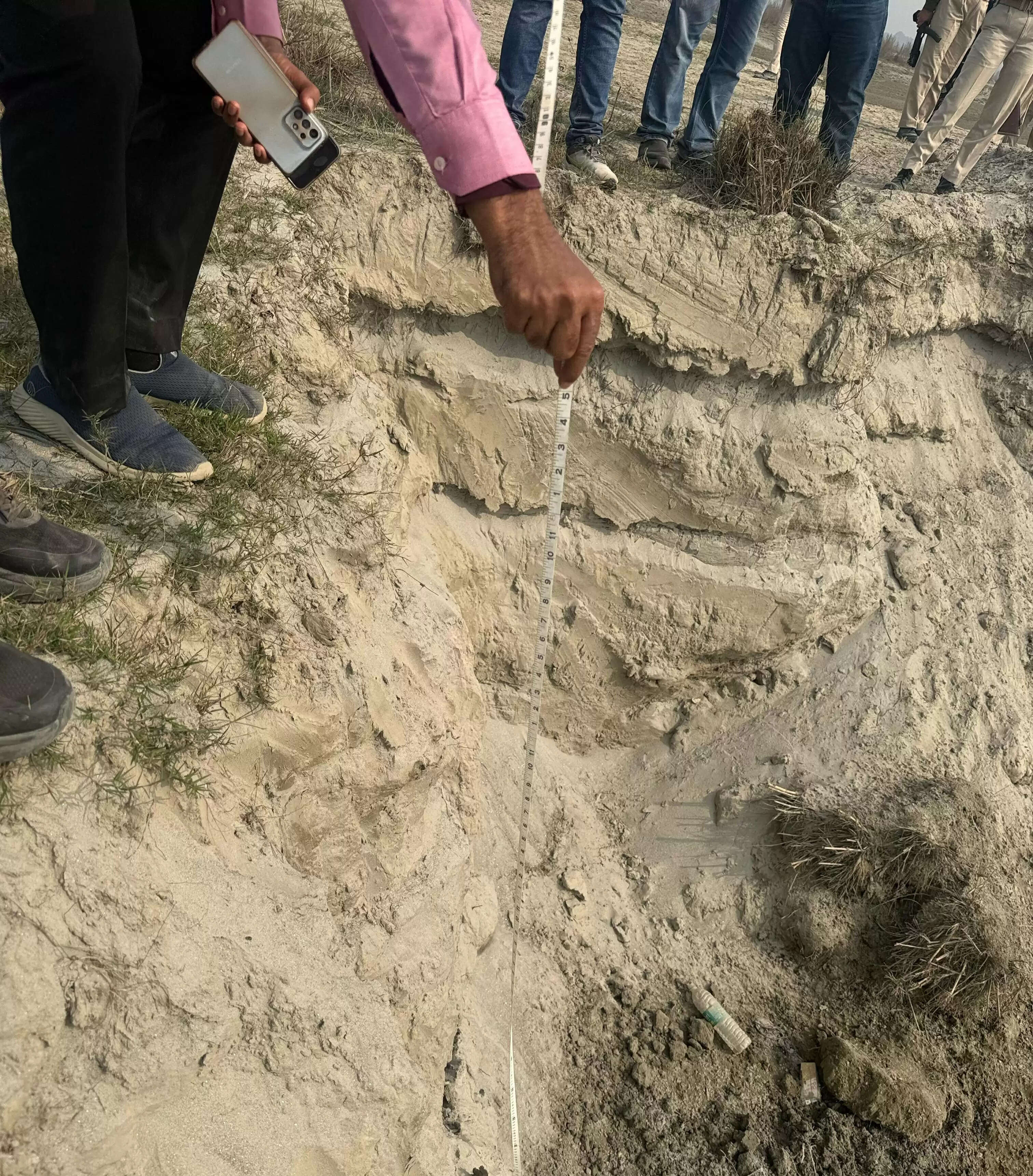 अवैध बालू खनन पर जिला प्रशासन ने की कार्यवाई 6 वाहन जप्त