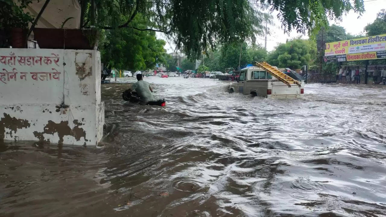 डेढ़ घंटे की बारिश ने शहर को बना दिया तलैया, लोग जाम में फंसे, नहीं मिला निकलने का रास्ता