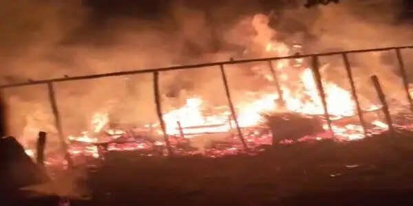 पिपरा के रामपुर में भीषण अगलगी, चार घरों समेत लाखों की संपत्ति राख