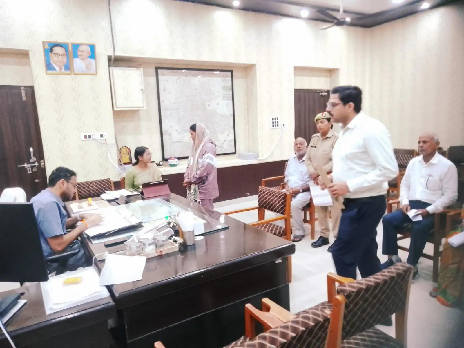 देवरिया : 38,736 निर्माण श्रमिक परिवारों के आयुष्मान कार्ड बनाने पर जोर :&nbsp;जिलाधिकारी
