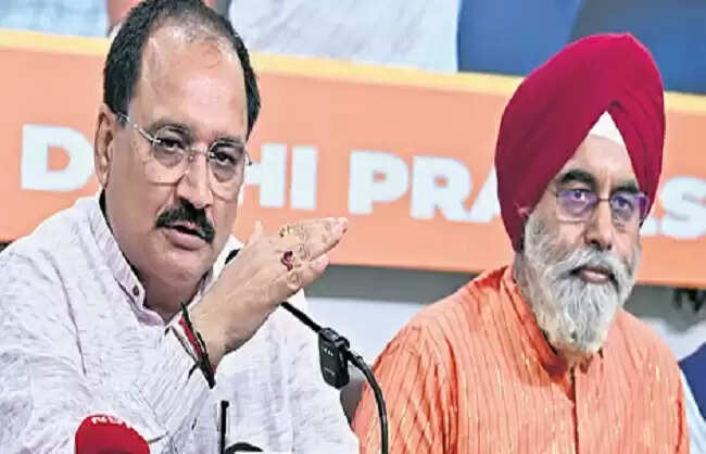 दिल्ली के महापौर और भाजपा प्रदेश अध्यक्ष ने बाबासाहेब अंबेडकर काे दी श्रद्धांजलि