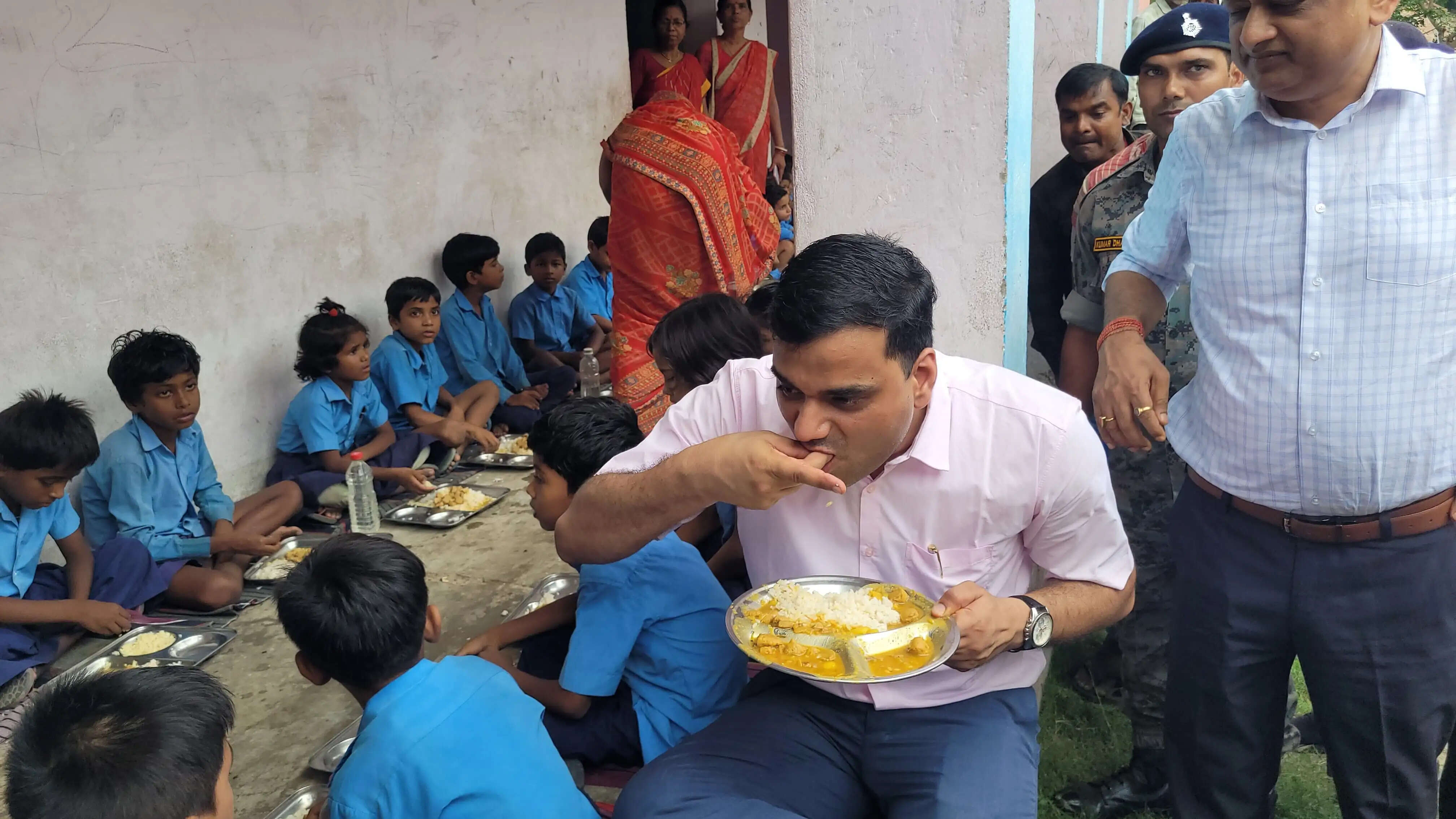शिक्षा को लेकर प्रशासन गंभीर, डीएम ने खुद परखी मिड-डे मील की गुणवत्ता