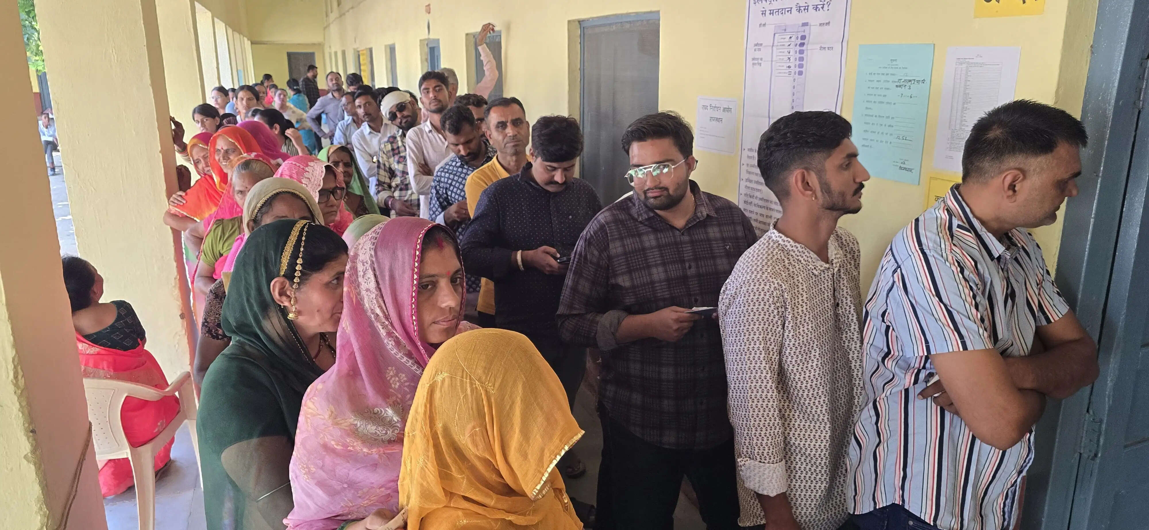 चूल्हा-चौका छोड़ मतदान केंद्र पहुंचीं महिलाएं