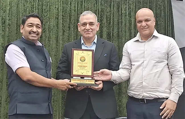 सोनीपत: खेल विश्वविद्यालय में संजय कुंडू ने विद्यार्थियों को सफलता के गुर बताए