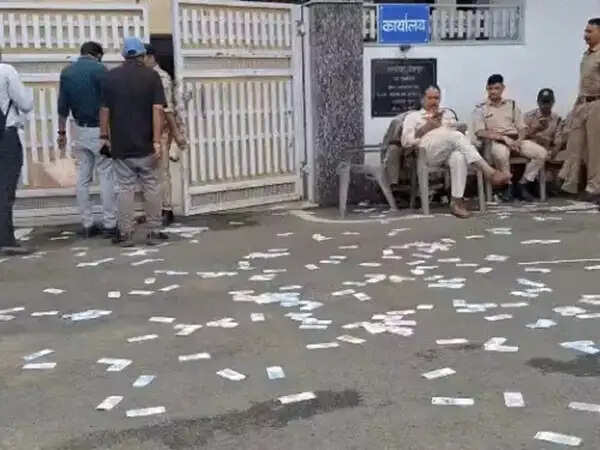 भोपाल: युवा कांग्रेस ने उपमुख्यमंत्री के बंगले पर उड़ाए नकली नोट, खजाने में 600 करोड़ की गड़बड़ी पर किया प्रदर्शन