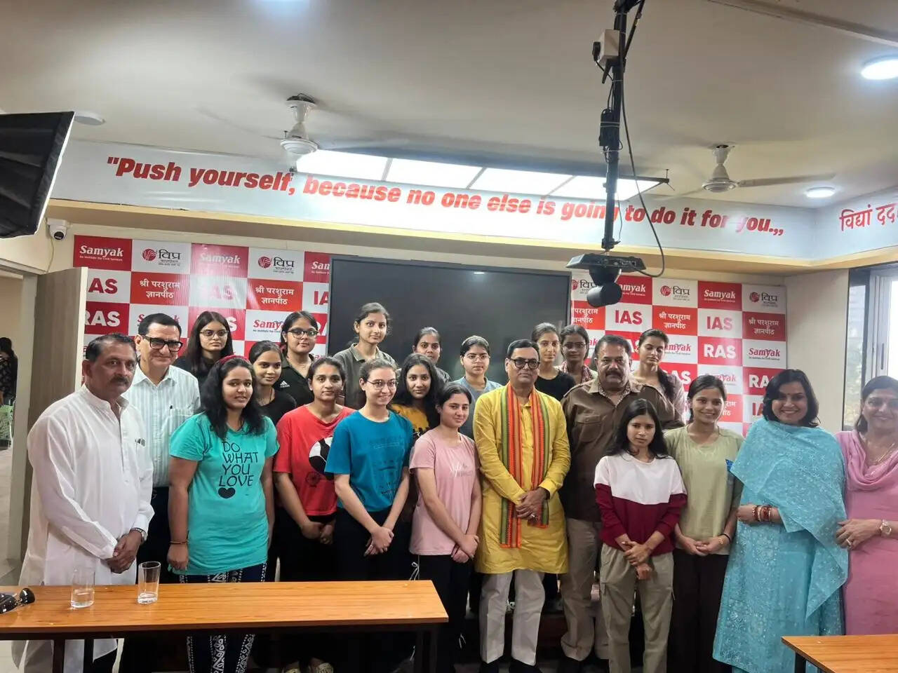पश्चिम बंगाल के विधायक डॉ. राजेश सुरोलिया ने किया श्री परशुराम ज्ञानपीठ का दौरा