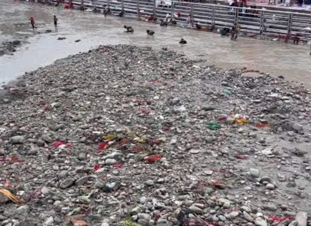 सिल्ट अधिक होने पर बंद की गई गंगनहर, मायापुर के बाद ज्वालापुर तक सभी घाट जलविहीन