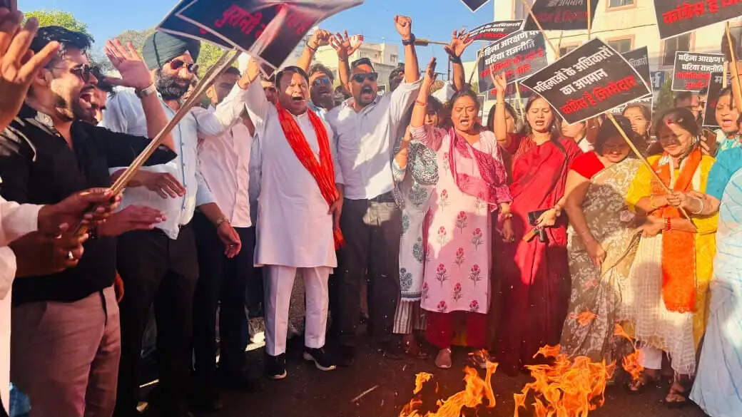 भाजपा युवा मोर्चा ने राहुल गांधी का पुतला दहन कर किया प्रचंड विरोध प्रदर्शन