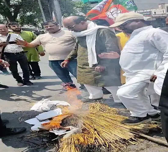 मुर्शिदाबाद में हिन्दुओ के नरसंहार के विरोध में ममता बनर्जी का फूंका पुतला, राष्ट्रपति शासन लगाने की मांग