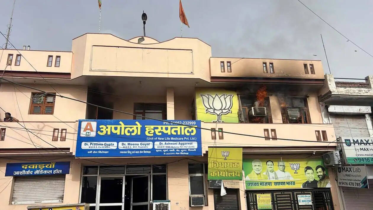 हिसार में पूर्व मंत्री डॉ. कमल गुप्ता के आवास में लगी आग, मचा हड़कंप