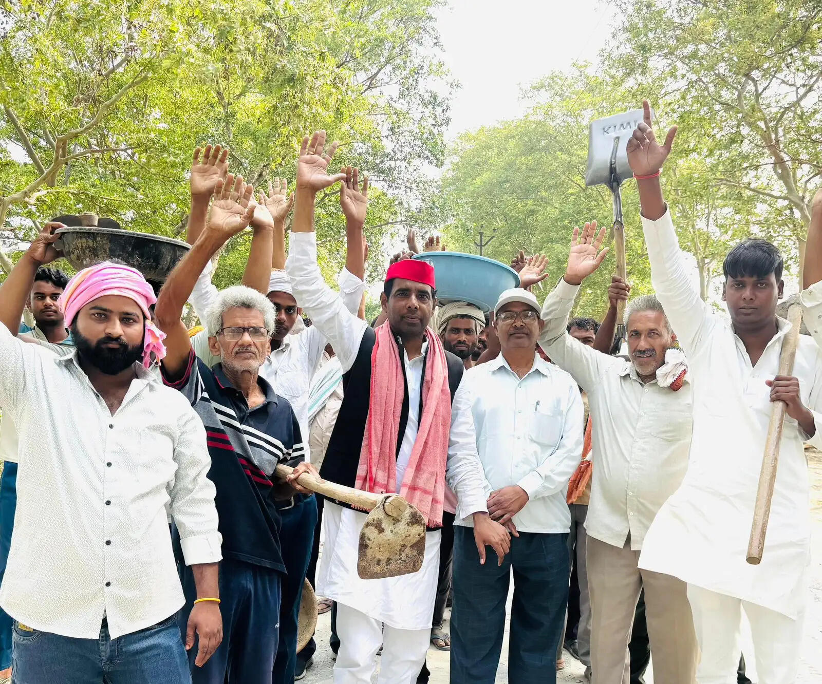 बरहज-सोनूघाट मार्ग की मरम्मत की मांग को लेकर सपा ने चलाया ‘गड्ढा पाटो अभियान’