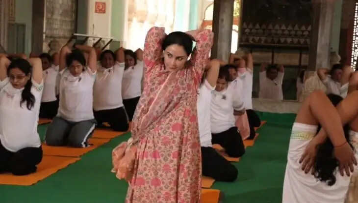 अंतरराष्ट्रीय योग दिवस पर दीया कुमारी ने किया योगाभ्यास, स्वस्थ जीवनशैली अपनाने का दिया संदेश