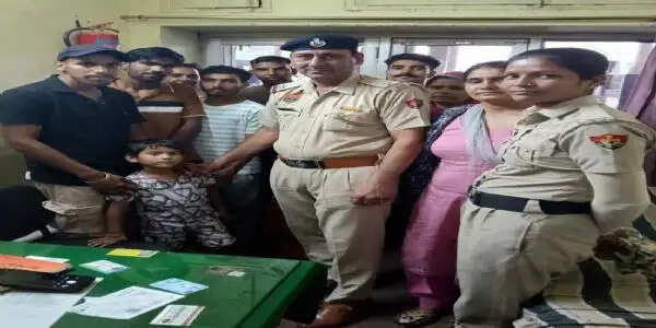 हिसार : भीड़ में मां से बिछुड़ी बच्ची, पुलिस की तत्परता से मिली वापिस