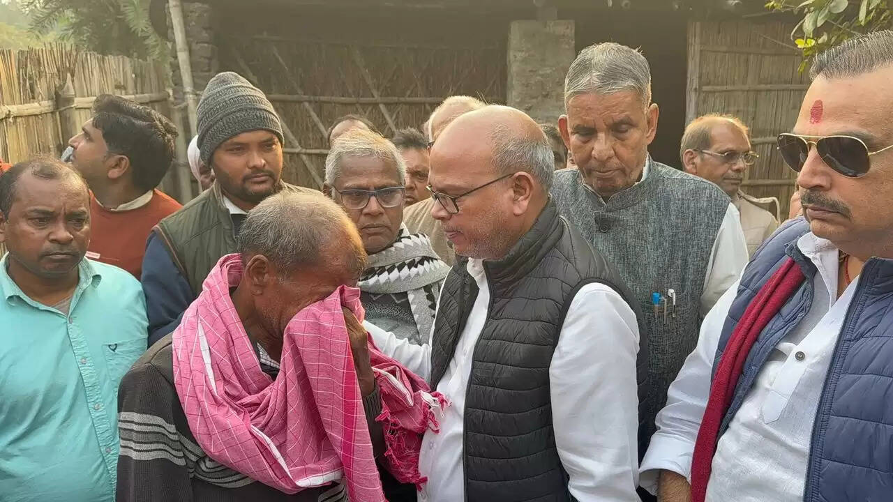 मुजफ्फरपुर की घटना पर प्रदेश कांग्रेस अध्यक्ष राजेश राम का दौरा, पीड़ित परिवार से मिले