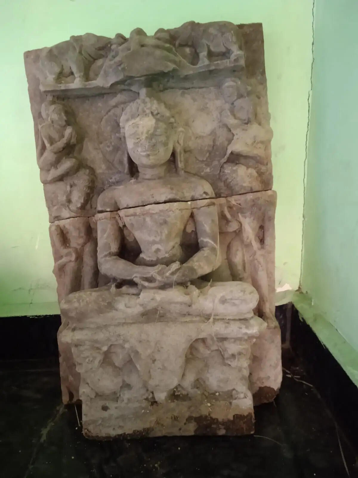 अनूपपुर: पुल के नीचे सोननदी में मिली खंडित बुद्ध की पुरातात्विक प्रतिमा