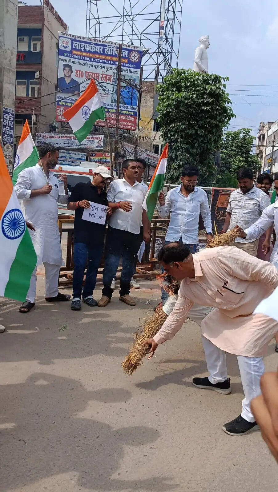 कांग्रेस मुख्यालय में वंदे मातरम के अपमान के विरोध में भाजयुमो ने फूंका राहुल गांधी का पुतला