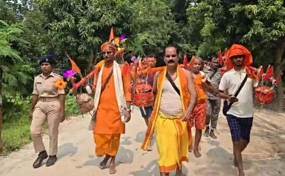 सुल्तानगंज से बाबा धाम के लिए पैदल निकले सांसद गोपाल जी ठाकुर, पीएम मोदी की दीर्घायु के लिए उठाई कांवर